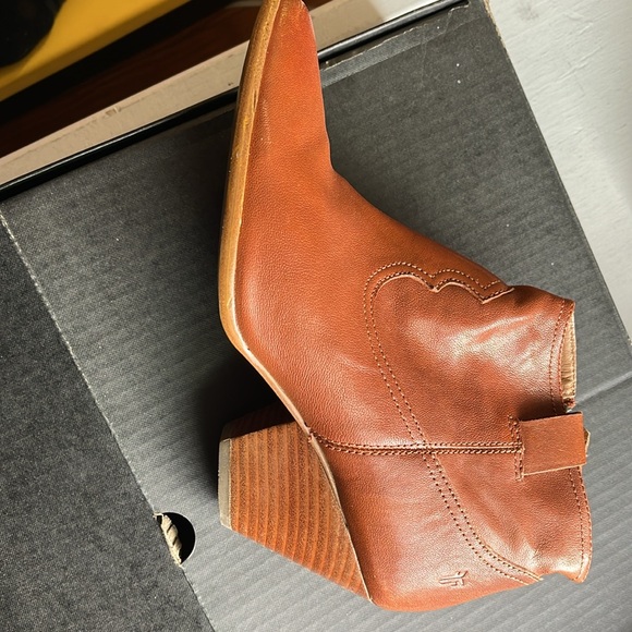 Great condition Frye Reina bootie in cognac size 9.5 - Picture 5 of 9